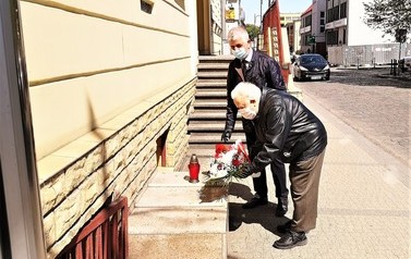 NIEZANIKAJĄCA GŁĘBOKA PAMIĘĆ I HOŁD MIMO PANDEMII.