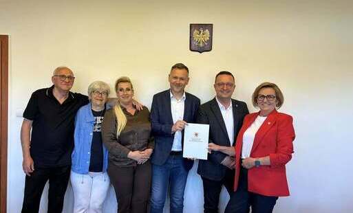 Zdjęcie do Podpisanie umowy na realizację projektu &bdquo;Radosne Osiedle&rdquo; w Gryficach