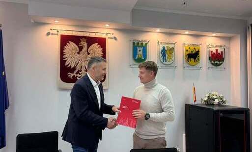 Zdjęcie do Podpisano umowę na remont magazyn&oacute;w przy ul. Wiejskiej w Gryficach