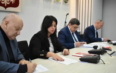 Zdjęcie do Podpisanie umowy przez Burmistrza Gryfic Andrzeja Szczygła dot. remontu drogi 