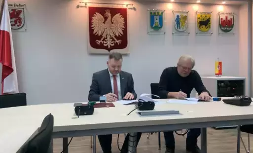 Zdjęcie do Podpisanie umowy na usługi ratownictwa wodnego na Basen Pływalnia Gryfice