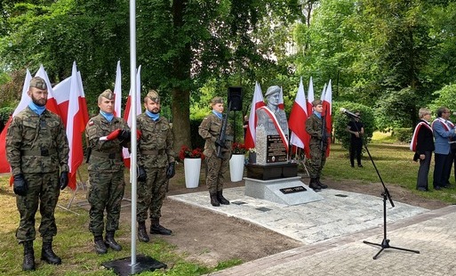 Zdjęcie do Uroczyste odsłonięcie pomnika gen. Władysława Andersa w Gryficach