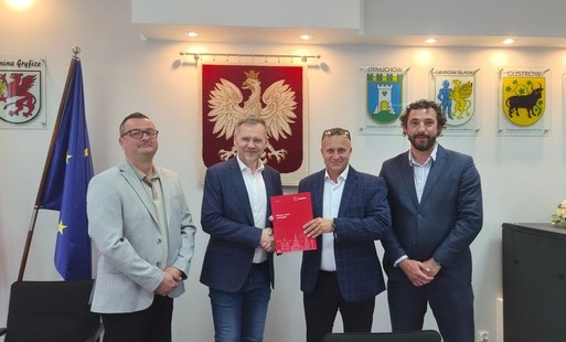 Zdjęcie do Podpisano umowę na budowę dr&oacute;g w Rzęskowie